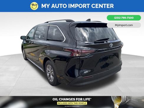 Used 2023 Toyota Sienna XLE AWD/4WD image 5