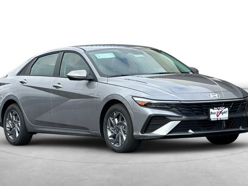 Used 2026 Hyundai Elantra Hybrid FWD image 11