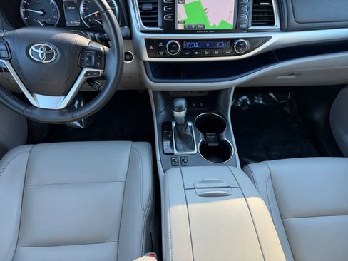 Used 2019 Toyota Highlander XLE image 6
