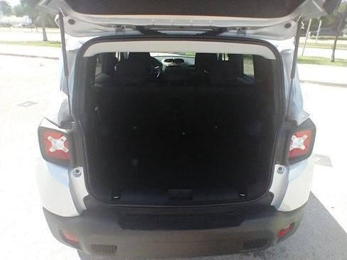 Used 2020 Jeep Renegade Latitude w/ Cold Weather Group image 13