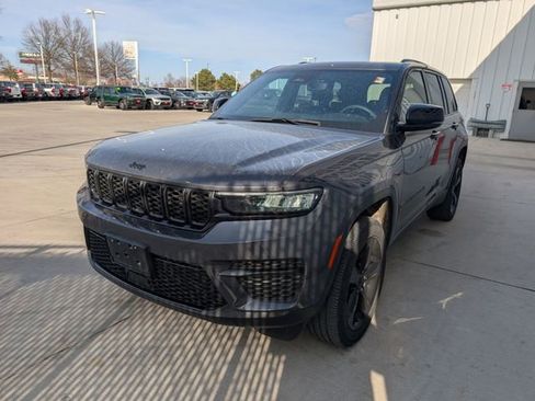 Used 2023 Jeep Grand Cherokee Altitude image 24