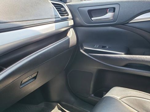 Used 2017 Toyota Highlander XLE AWD/4WD image 24