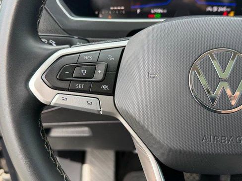 Used 2023 Volkswagen Tiguan SE w/ Panoramic Sunroof Package image 32