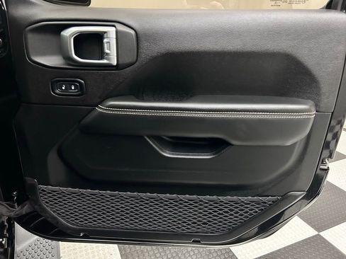 Used 2019 Jeep Wrangler Unlimited Sahara image 16