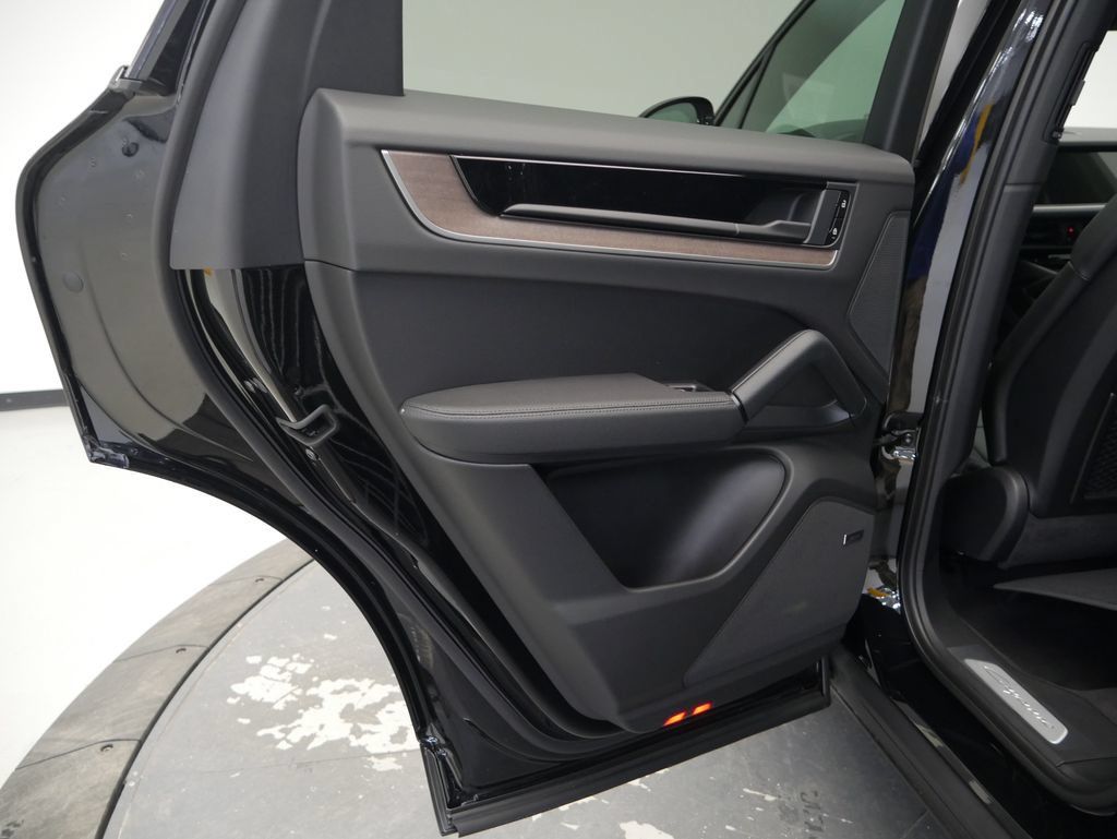 Certified 2026 Porsche Cayenne AWD/4WD image 21