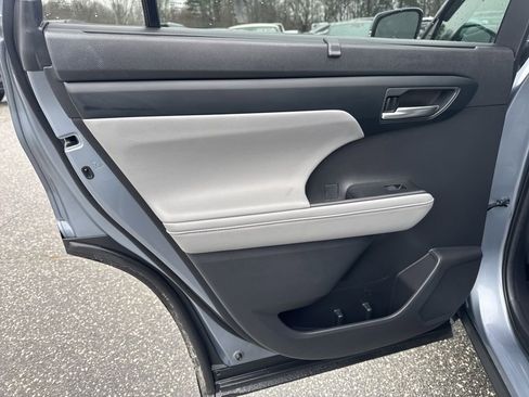 Used 2021 Toyota Highlander XLE image 29