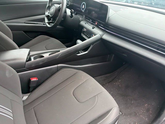 Used 2025 Hyundai Elantra SEL FWD image 13