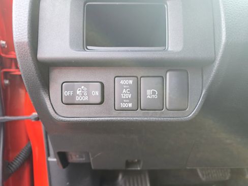 Used 2018 Toyota Tacoma TRD Sport AWD/4WD image 28