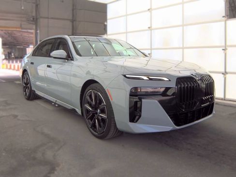 Used 2023 BMW 740i RWD image 2