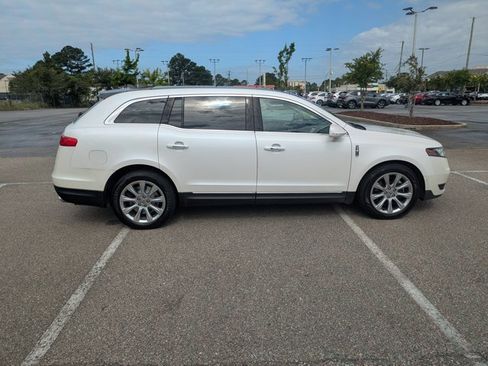 Used 2013 Lincoln MKT AWD image 4