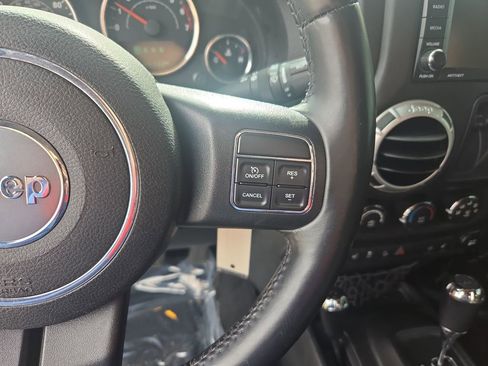 Used 2015 Jeep Wrangler Sahara w/ Dual Top Group AWD/4WD image 18