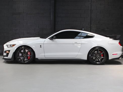 Used 2021 Ford Mustang Shelby GT500 w/ Carbon Fiber Track Pack RWD image 3