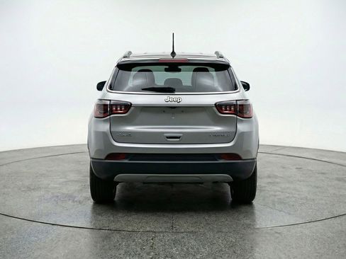 Used 2025 Jeep Compass Latitude image 7