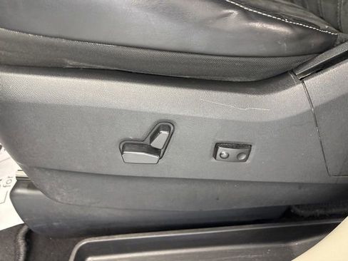 Used 2014 Chrysler Town & Country Touring-L FWD image 16