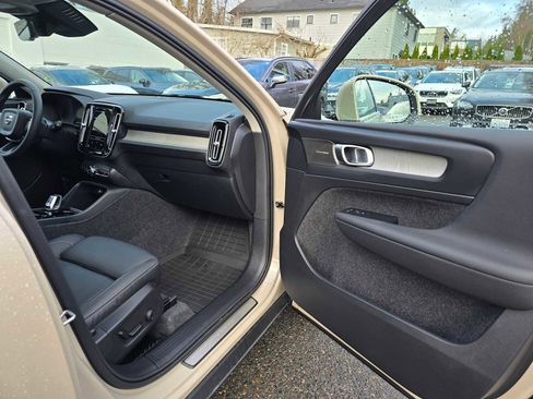 Used 2025 Volvo XC40 B5 Plus w/ Climate Package image 10