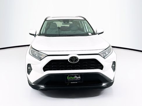 Used 2021 Toyota RAV4 XLE w/ Convenience Package FWD image 2