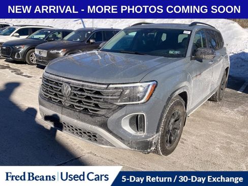Used 2025 Volkswagen Atlas Peak Edition SE image 3