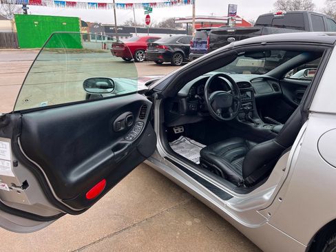 Used 2004 Chevrolet Corvette Coupe w/ Roof Package image 11