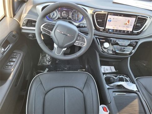 New 2026 Chrysler Pacifica Limited w/ Trailer Tow Group image 7