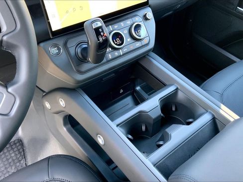New 2026 Land Rover Defender 110 X-Dynamic SE AWD/4WD image 7