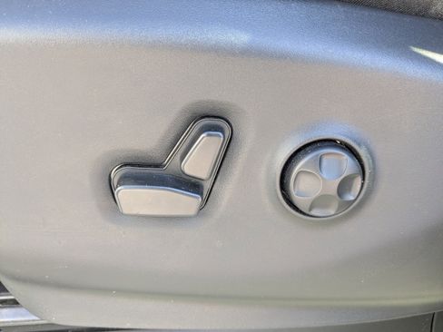 Used 2024 Chrysler Pacifica Touring-L image 22