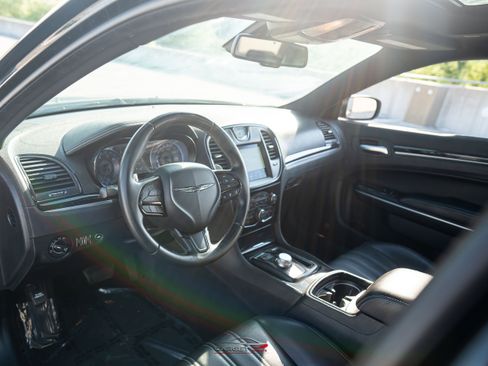 Used 2018 Chrysler 300 S w/ 300S Premium Group RWD image 13