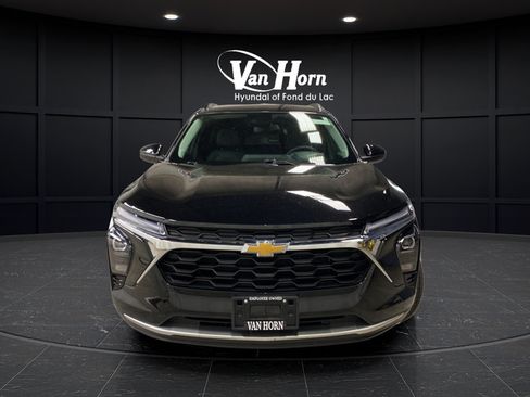 Used 2024 Chevrolet Trax LT w/ Driver Confidence Package FWD image 2