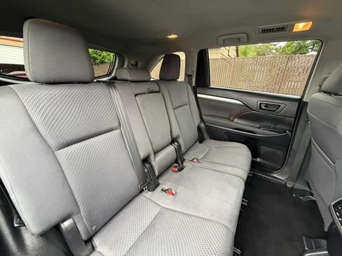 Used 2014 Toyota Highlander LE AWD/4WD image 26