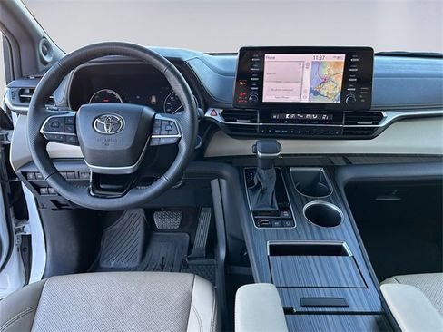 Used 2023 Toyota Sienna Limited image 10