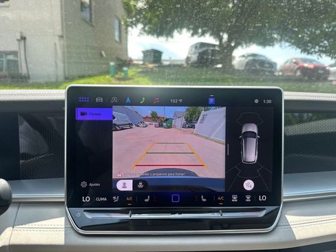 Used 2025 Volkswagen Tiguan SE w/ Panoramic Sunroof Package FWD image 18