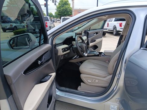 Used 2023 Lincoln Nautilus FWD w/ Premium Package image 9