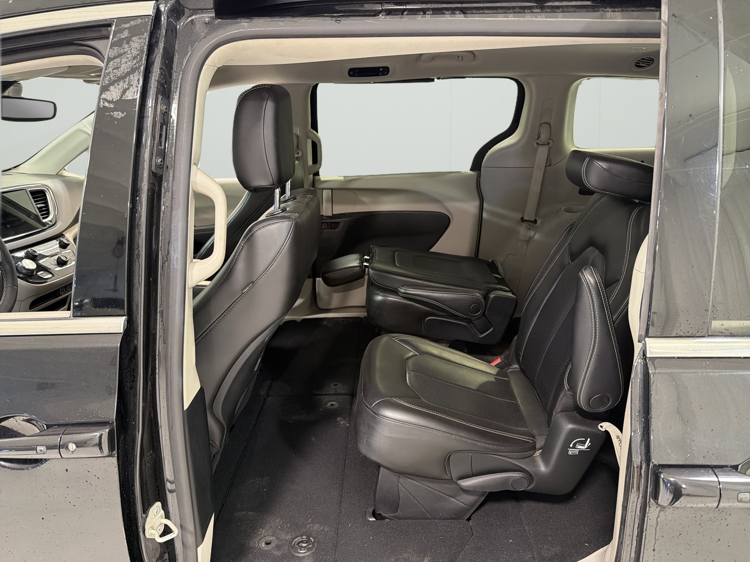 Used 2023 Chrysler Pacifica Touring-L FWD image 10