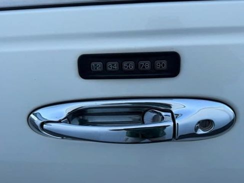 Used 2002 Lincoln Town Car Executive RWD image 19