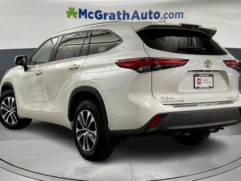 Used 2022 Toyota Highlander XLE image 3