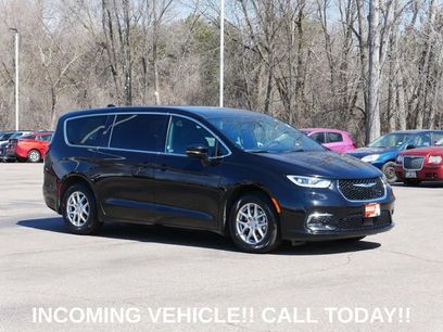 Used 2025 Chrysler Pacifica Select