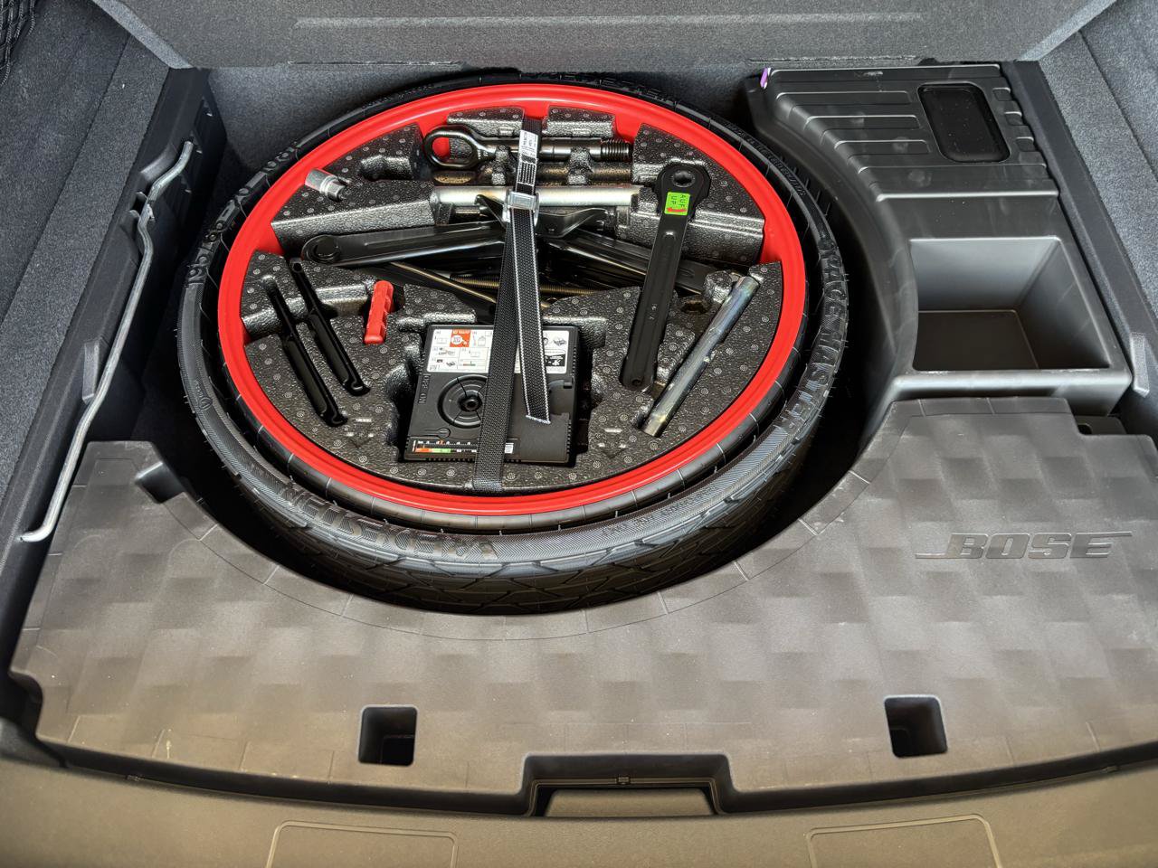 Used 2025 Porsche Cayenne GTS AWD/4WD image 30