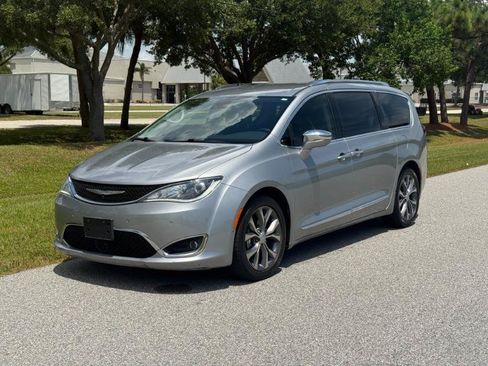 Used 2018 Chrysler Pacifica Limited FWD image 4