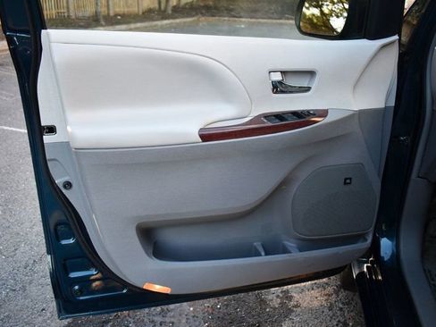 Used 2011 Toyota Sienna XLE w/ Premium Pkg image 14