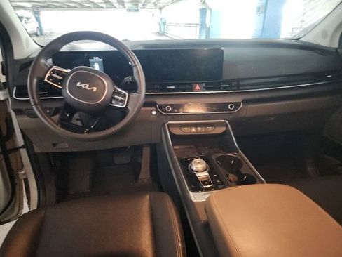 Certified 2025 Kia Carnival EX image 5