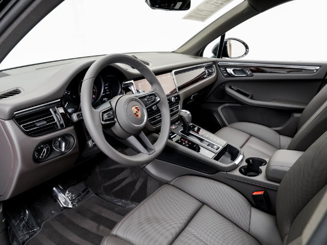 Certified 2026 Porsche Macan AWD/4WD image 4