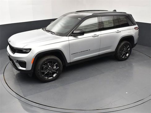 New 2025 Jeep Grand Cherokee Limited image 15