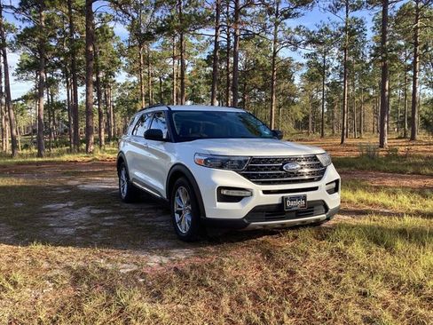 Used 2020 Ford Explorer XLT w/ Equipment Group 202A image 3