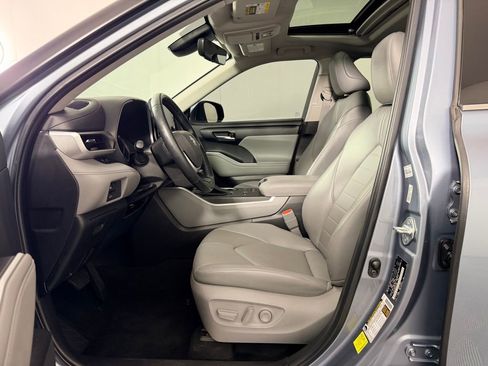 Used 2022 Toyota Highlander XLE FWD image 22