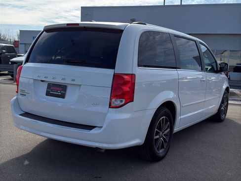 Used 2017 Dodge Grand Caravan SXT image 5