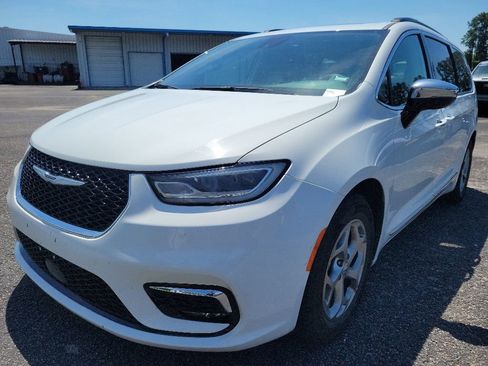 Used 2023 Chrysler Pacifica Limited FWD image 3