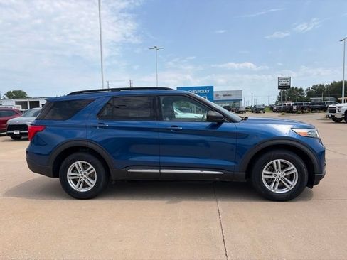 Used 2020 Ford Explorer XLT w/ Equipment Group 202A AWD/4WD image 2