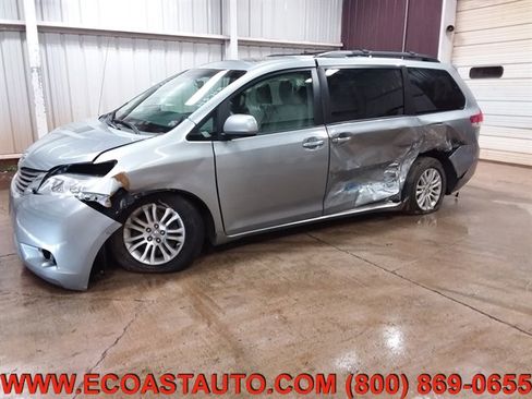Used 2014 Toyota Sienna XLE image 2