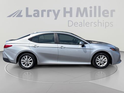 Used 2025 Toyota Camry LE FWD image 6
