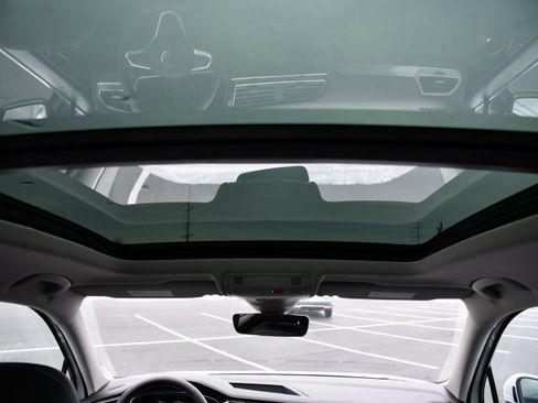 Used 2022 Volkswagen Tiguan SE image 32