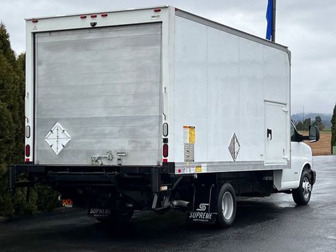 Used 2017 Chevrolet Express 4500 Extended image 4